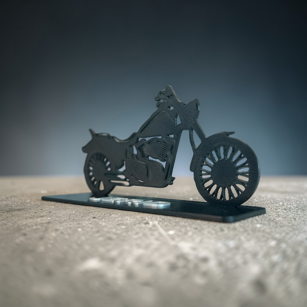 Diseño Personalizado: Motora con Base y Nombre